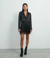 Blazer cropped negro de raso con escote de solapa y cierre frontal con botón forrado.