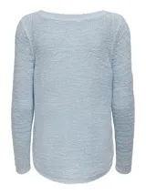 Sweater de punto celeste de tejido suave.