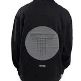 Canguro negro con capucha, cordones ajustables y logo blanco estampado en el pecho.