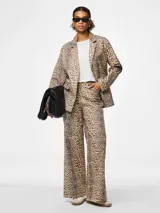 Blazer con estampado animal print en tonos beige y gris, de corte clásico con solapas y bolsillos delanteros.