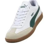 Championes Puma 9T blancos con detalles en verde y beige, suela color caramelo.