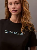 Remera negra de algodón con cuello redondo y logo de Calvin Klein estampado en el pecho.