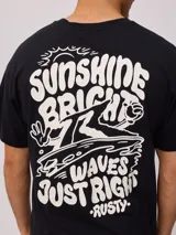 Remera negra de algodón con estampado del logo de la marca Rusty en el frente.