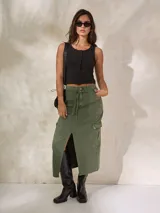Falda midi color verde militar, de corte recto, con abertura frontal, bolsillos laterales tipo cargo y cintura ajustable con cordón.