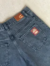 Bermuda negra de tiro medio/bajo y calce baggy.