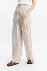 Pantalón palazzo con estampado geométrico en blanco y negro, cintura elastizada y corte fluido.