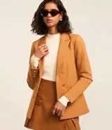 Blazer negro de punto roma con cuello solapa, cierre con ganchos, botones delanteros y forro de poliéster.