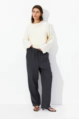Pantalón tobillero de corte holgado en tejido liviano de mezcla de lino. Modelo de tiro alto con elástico revestido y cordón para ajustar fino en la cintura, bolsillos al bies y piernas ajustadas.