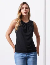 Blusa sin mangas color amarillo, con cuello redondo con frunces delanteros y abertura con botón en la espalda.