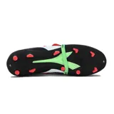 Championes de fútbol Diadora Dynamic Futbol MD, color negro con detalles en coral y verde.