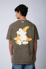 Remera color verde oliva con efecto gastado, de corte recto y mangas cortas. Estampado en la espalda con un dibujo de Mickey Mouse y una banana. Logo de la marca en el frente.