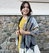 Pashmina rectangular con estampado geométrico en tonos gris, beige y negro.