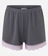 Conjunto de pijama corto gris con detalles de encaje lila, compuesto por un top de breteles finos y un short con cintura elástica.