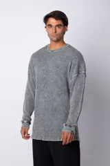 Buzo de hombre de corte oversize confeccionado en tela waffle de algodón con proceso de teñido acid en color borgoña.