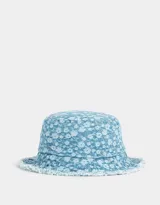 Piluso de jean celeste con estampado de pequeñas flores blancas y terminaciones desflecadas.