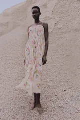 Vestido midi con breteles spaghetti ajustables extraíble. Cuerpo fruncido con escote recto de volados, costura fruncida en la cintura y pollera con leve vuelo. Estampado de flores y aves. Sin forrar.