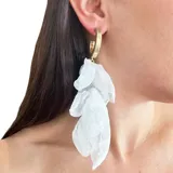 Aros de argolla dorada con colgantes de pétalos de tela color lila.