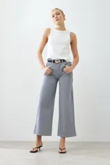Pantalón de jean a rayas verticales azules y blancas, de corte amplio y tiro alto.