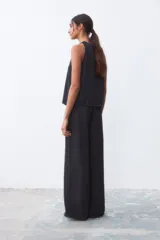 Pantalón negro de corte palazzo con cintura elástica.
