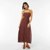Vestido midi marrón con breteles finos, escote recto, calado con motivos florales y aberturas laterales en la cintura.