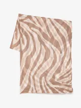 Bufanda rectangular de tela suave color beige con estampado de cebra en tonos marrones y detalles dorados.