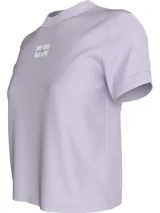 Remera corta color lila de algodón con cuello redondo y logo de Calvin Klein Jeans estampado en el pecho.