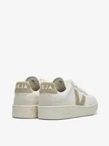 Zapatillas Veja modelo V-90, color blanco con detalles en beige, confeccionadas en cuero y ante.