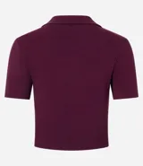 Blusa color blanco con cuello polo y escote en V, de manga corta y corte ajustado.