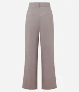 Pantalón de vestir color beige con cintura sencilla, pliegues delanteros y corte palazzo.