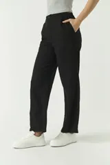 Pantalón de lino negro para dama, con cremayera y cierre, de corte recto.