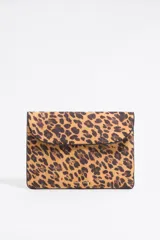 Funda acolchada para portátil de 13,5 pulgadas, con estampado de leopardo y ribetes negros. Presenta un cierre de botón a presión en la solapa y un bolsillo interior doble.