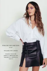 Minifalda negra de cuero ovino con tajo lateral y lazos ajustables en la cintura.