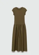 Vestido midi verde oliva con corte a la cintura y falda amplia. El cuerpo es de tejido de punto ajustado y la falda es de algodón. Tiene mangas cortas y cuello redondo.