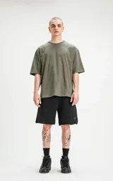 Remera verde militar de corte crop y calce oversize, con hombros caídos y cuello redondo.