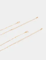 Collar corto dorado multicadena con eslabones de distintos grosores y dijes místicos con piedra ojo de tigre, corazón y letra C con strass.