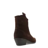 Botas de estilo western en color negro, confeccionadas en material tipo gamuza, con taco bloque y costuras decorativas en la caña.