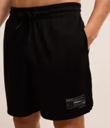 Bermuda deportiva de baloncesto texturizada, color azul marino, con cintura elástica, cordón de ajuste y logo estampado en la pierna.