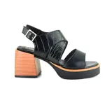 Sandalias de cuero color marrón con textura de piel de cocodrilo, taco ancho y plataforma.