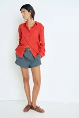 Camisa roja de lino con cuello clásico, botones frontales y bolsillo en el pecho.