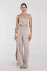 Pantalón de vestir blanco de corte recto.