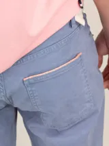 Pantalón de hombre color crudo, marca El Ganso, modelo 5 bolsillos, confeccionado en tejido de sarga con 77% algodón, 20% de algodón reciclado y 3% elastano.