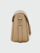 Bandolera de cuero color beige con correa ancha de tela con el logo de la marca en color crudo.