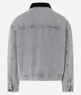Campera trucker boxy de jeans gris con cuello de terciopelo negro, abotonada al frente, con bolsillos delanteros y mangas largas ajustadas.