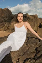 Vestido blanco de algodón con breteles finos y bordado calado tipo broderie.