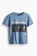 Remera celeste de algodón con cuello redondo y mangas cortas. Estampado frontal con el nombre de la banda Blondie y una foto de la banda en blanco y negro.