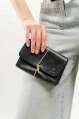 Billetera tipo sobre de cuero negro con cierre de elástico, separaciones internas y bolsillo con cierre para monedas.