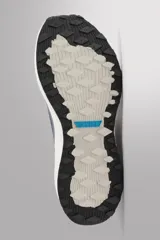 Zapatilla deportiva azul marino con capellada de tejido de punto transpirable, ajuste con cordones, plantilla OrthoLite® extraíble y suela con tecnología Spume Foam V2.