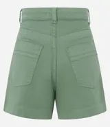Short de cintura alta en sarga color beige, con bolsillos y costura aparente.