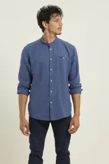 Camisa rosada de lino y algodón, con cuello mao, manga larga y bolsillo de parche en el pecho.