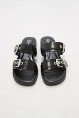 Sandalias negras con doble tira y hebillas plateadas.